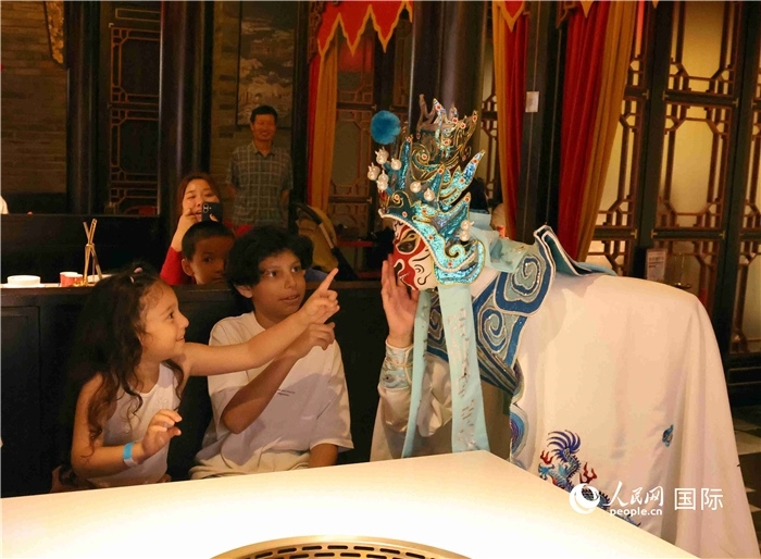 迪拜火鍋店里的川劇變臉表演。 人民網(wǎng)記者 管克江攝