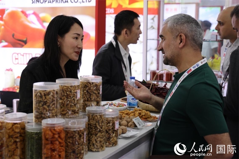 中外商家在第三十屆海灣食品展上交流。人民網(wǎng)記者 張志文攝