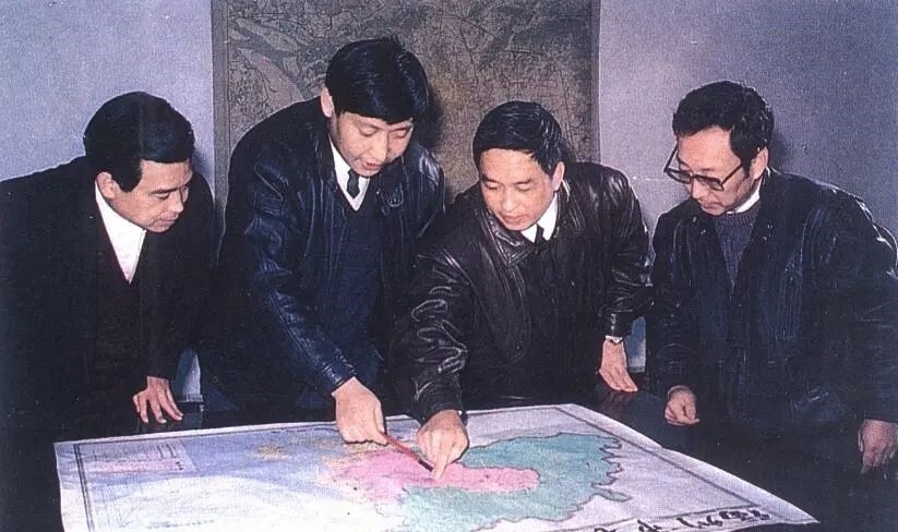 1991年12月，習(xí)近平與同事討論福州市戰(zhàn)略規(guī)劃設(shè)想。（圖源：《習(xí)近平在福州》）