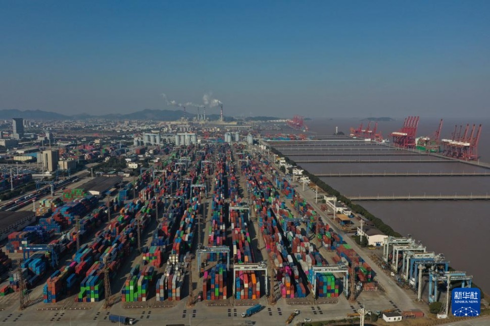  1月24日拍攝的寧波舟山港北侖港區(qū)集裝箱碼頭。 新華社記者 黃宗治 攝