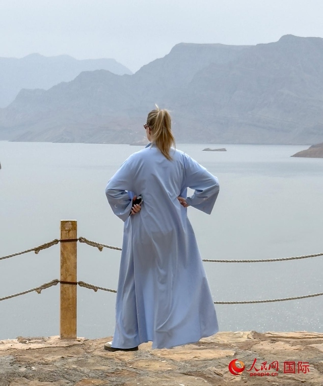 圖為一名游客正在俯瞰阿拉伯灣。人民網(wǎng) 塔里克·易卜拉欣攝