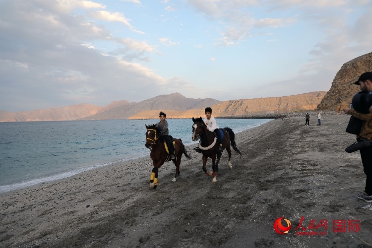 圖為游客在穆桑代姆一處海灘公園休閑玩耍。人民網(wǎng)記者 沈小曉攝