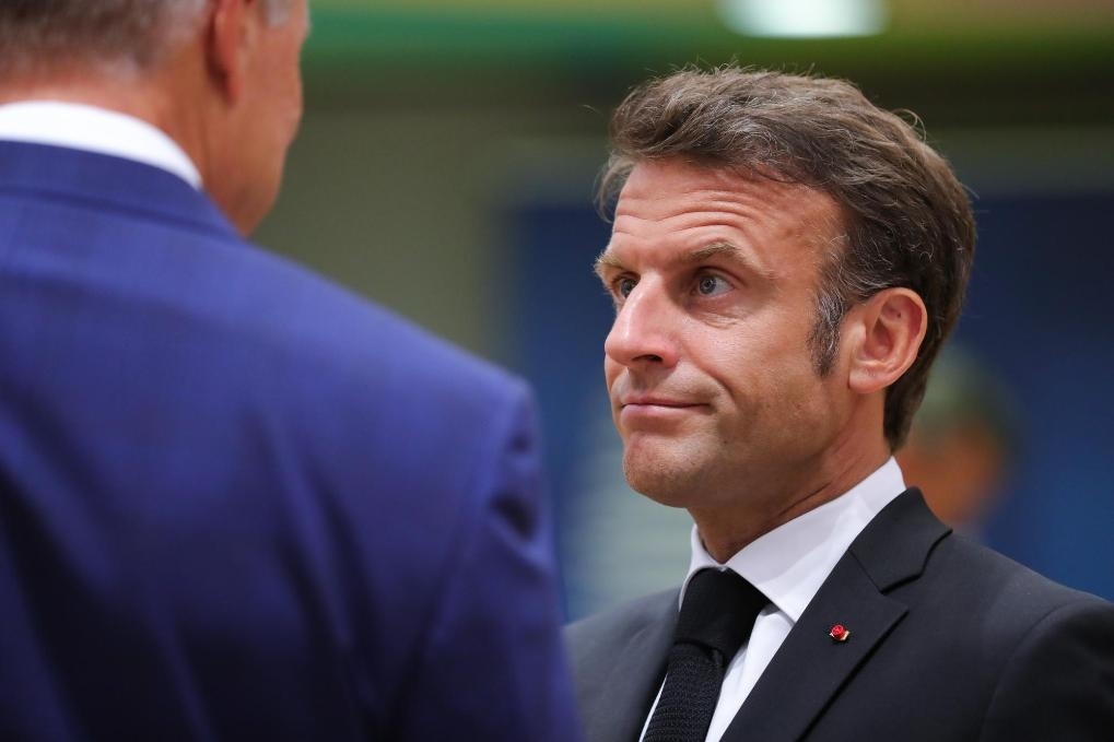 2023年6月29日，在比利時(shí)布魯塞爾，法國(guó)總統(tǒng)馬克龍（右）準(zhǔn)備出席歐盟峰會(huì)。新華社記者鄭煥松攝