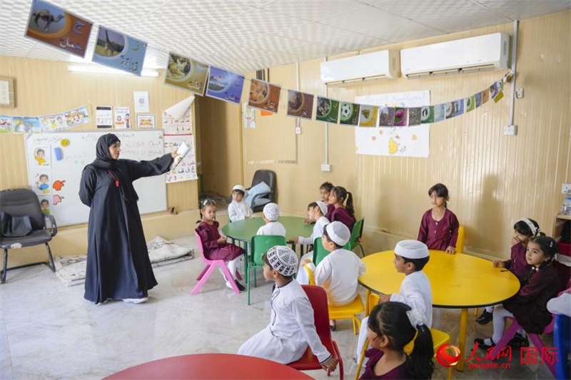 在庫(kù)姆扎爾的學(xué)校，老師正在給孩子們上課。人民網(wǎng) 塔里克·易卜拉欣攝