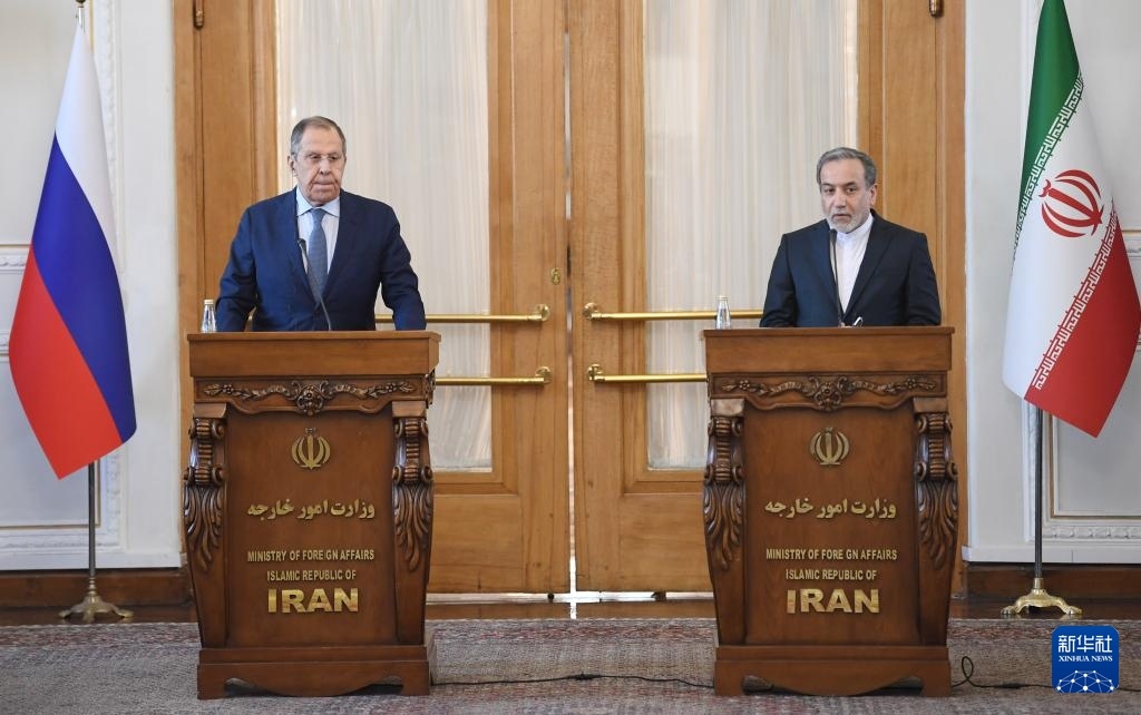2月25日，在伊朗德黑蘭，伊朗外交部長(zhǎng)阿拉格齊（右）與俄羅斯外長(zhǎng)拉夫羅夫出席聯(lián)合新聞發(fā)布會(huì)。新華社記者 沙達(dá)提 攝