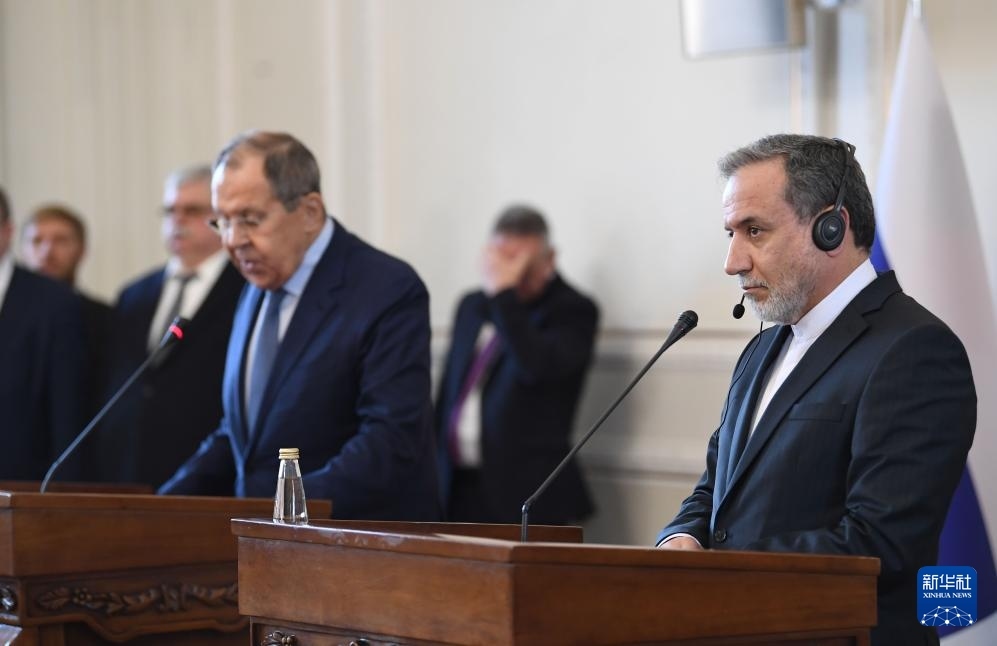 2月25日，在伊朗德黑蘭，伊朗外交部長(zhǎng)阿拉格齊（右）與俄羅斯外長(zhǎng)拉夫羅夫出席聯(lián)合新聞發(fā)布會(huì)。新華社記者 沙達(dá)提 攝