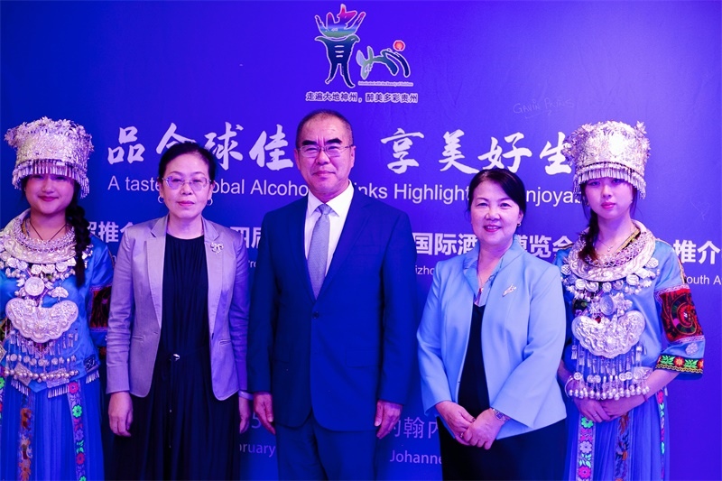 潘慶江總領(lǐng)事與王洪波秘書長合影。（南非貴州商會供圖）