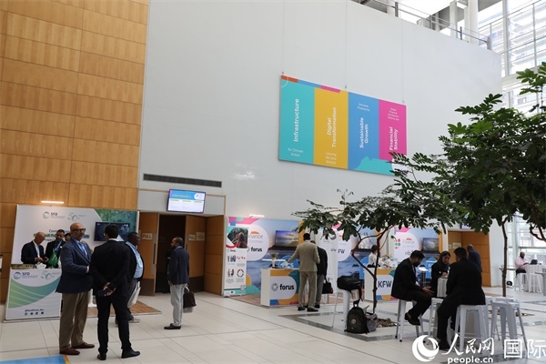 第5屆“共同金融”峰會在南非開普敦國際會議中心開幕。圖為與會嘉賓正在交談。人民網(wǎng)記者 戴楷然攝