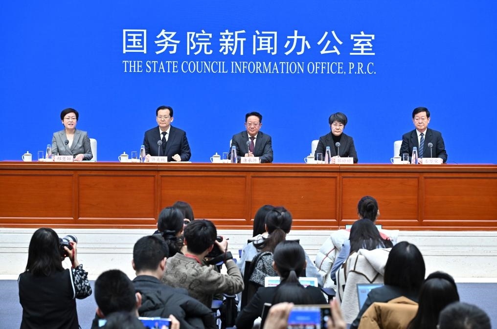 2月28日，國務院新聞辦公室在北京舉行國務院政策例行吹風會，民政部副部長唐承沛、財政部副部長郭婷婷、自然資源部副部長許大純、住房城鄉(xiāng)建設部副部長姜萬榮和國務院新聞辦公室新聞發(fā)言人介紹2024年國務院部門辦理全國人大代表建議和全國政協(xié)提案工作有關情況，并答記者問。新華社記者 李鑫 攝