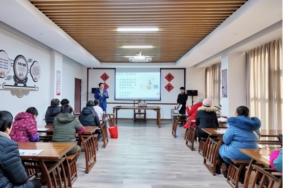 實(shí)踐支隊(duì)隊(duì)員在涇河村進(jìn)行反詐宣講。學(xué)校供圖