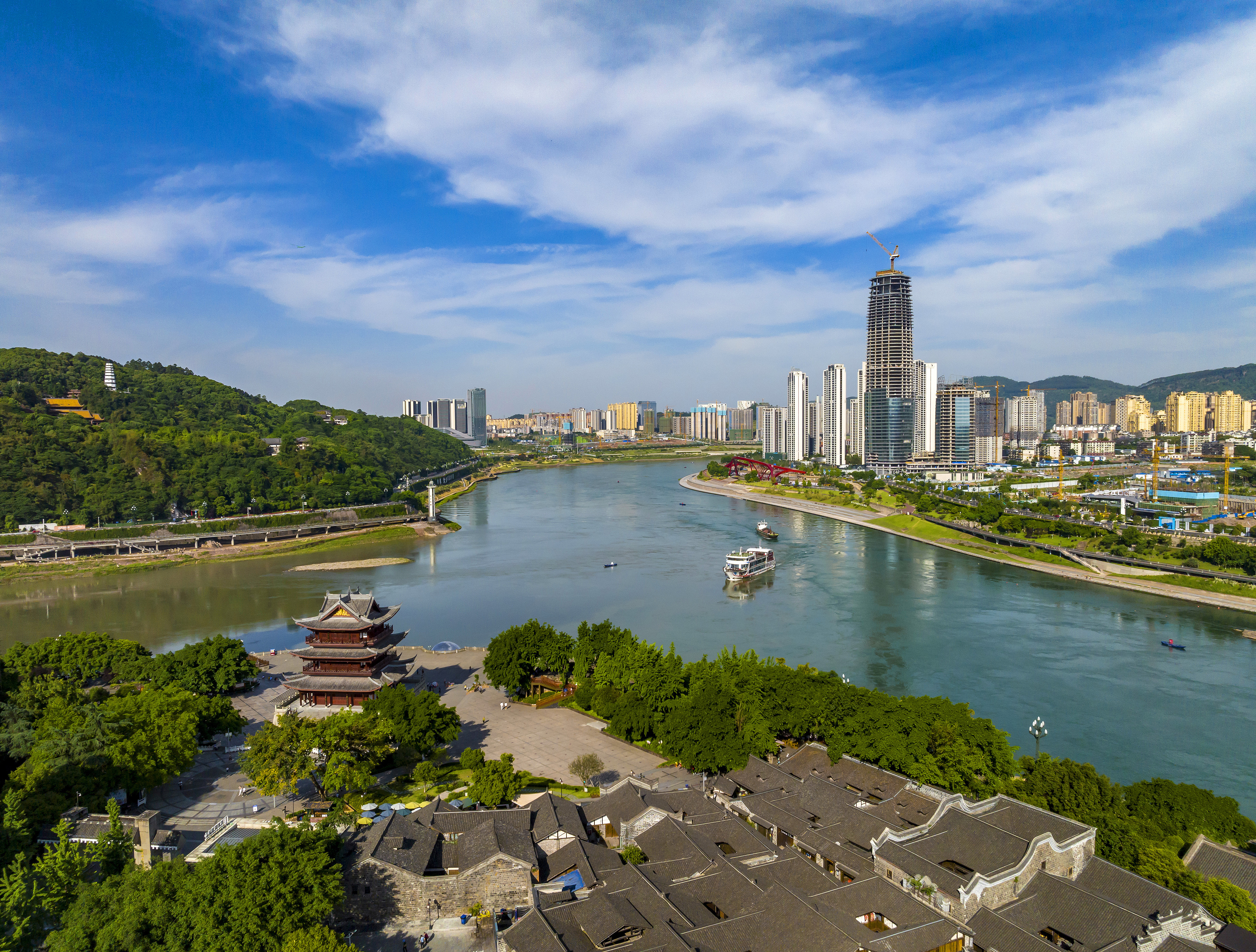 “長(zhǎng)江首城”四川宜賓，經(jīng)過(guò)長(zhǎng)江生態(tài)綜合治理后的三江交匯處風(fēng)光。
