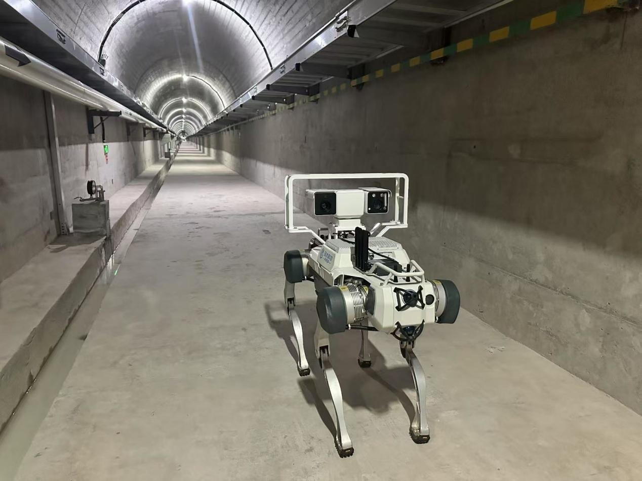 機(jī)器人正在對(duì)大壩廊道進(jìn)行巡檢，重點(diǎn)監(jiān)測(cè)裂縫，滲水點(diǎn)，積水等。水利部供圖