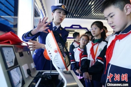 圖為學(xué)生們參觀道里區(qū)消防救援大隊消防科普體驗館內(nèi)電器火災(zāi)演示實驗臺。中新社記者 趙宇航 攝