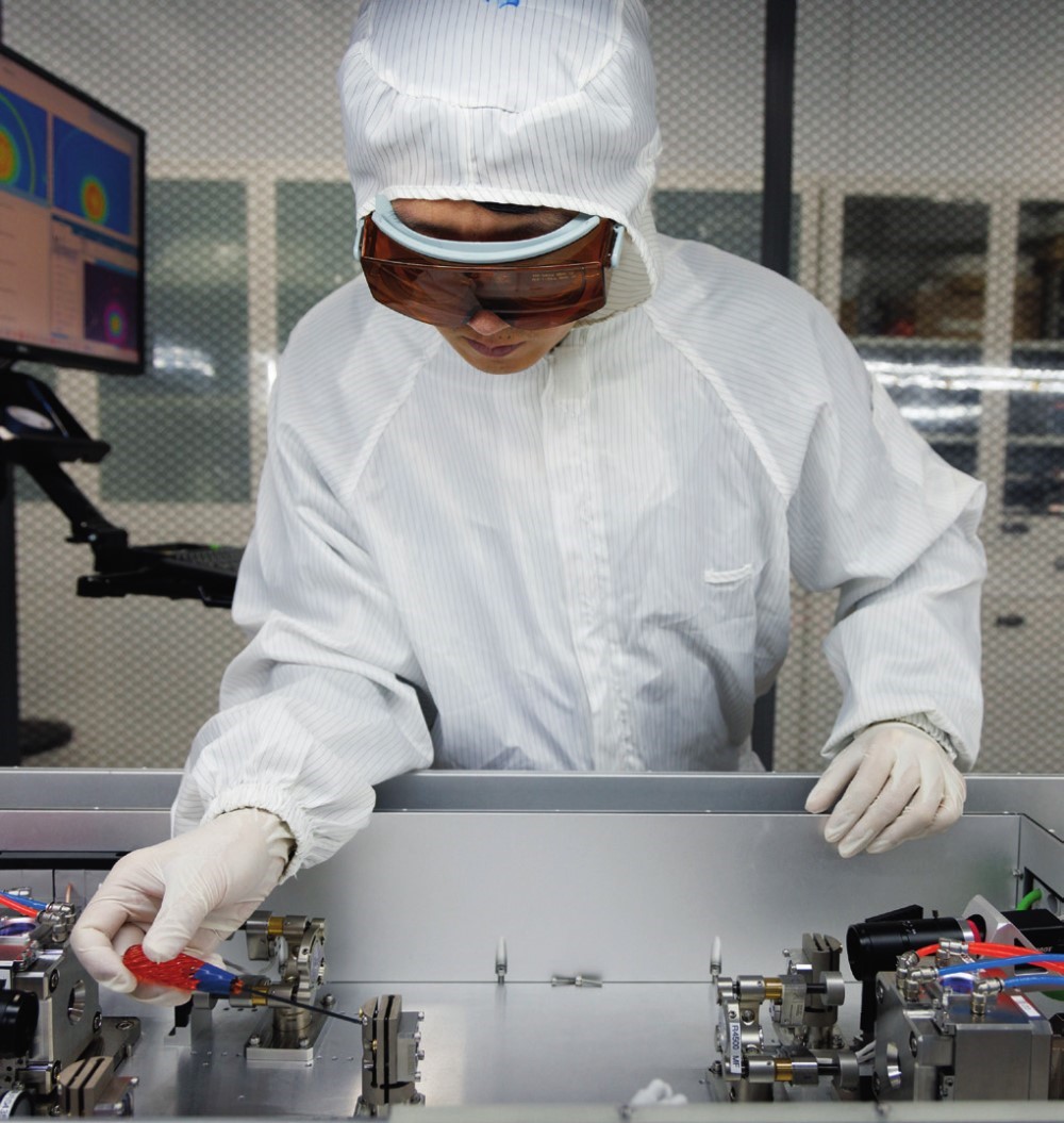 科研人員在廣東東莞阿秒科學(xué)中心實(shí)驗(yàn)室調(diào)試高性能激光器（2025年1月10日攝）。金立旺攝/本刊