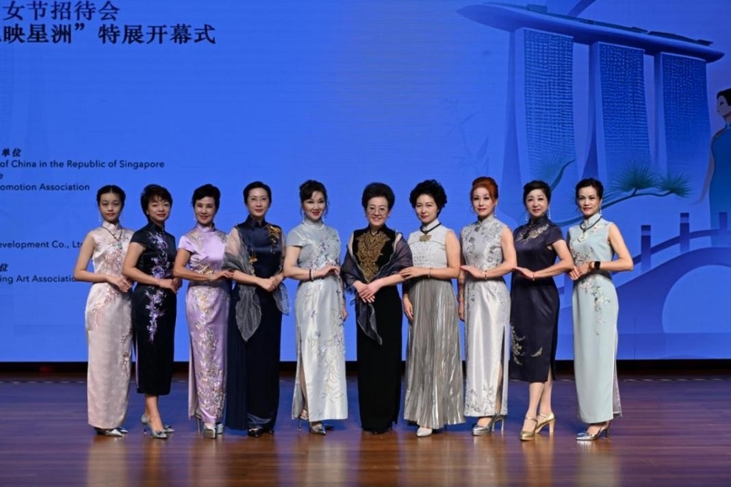 海派旗袍走秀展示著不同款式旗袍的獨(dú)特魅力。新加坡中國(guó)文化中心供圖
