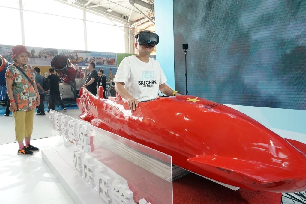 2023年9月15日，觀眾在2023國(guó)際冬季運(yùn)動(dòng)（北京）博覽會(huì)現(xiàn)場(chǎng)通過(guò)VR設(shè)備體驗(yàn)雪車。新華社記者 任超 攝