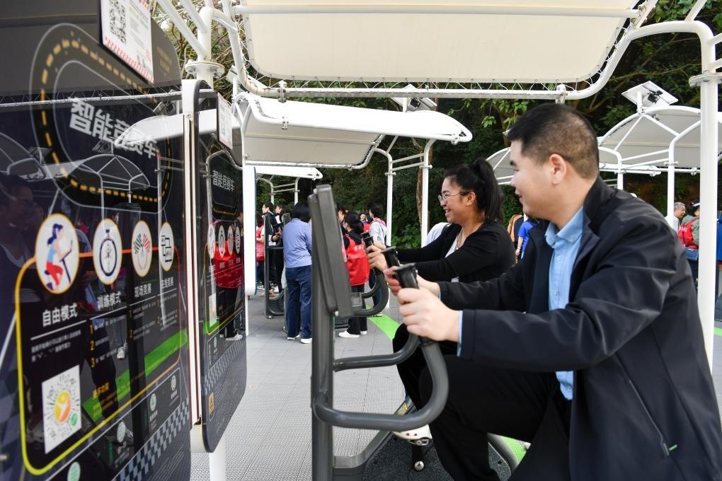 2024年1月20日，市民在蓮花山公園西區(qū)室外智能健身房參加競(jìng)賽活動(dòng)。當(dāng)日，深圳市室外智能健身競(jìng)賽活動(dòng)舉行。新華社記者 梁旭 攝