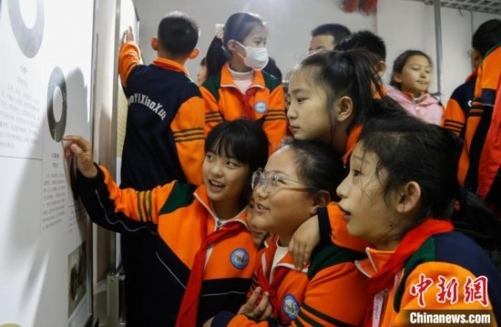 圖為學(xué)生參觀青海省博物館“1+3”主題流動(dòng)展覽，了解在青海喇家遺址出土的齊家文化 · 玉三璜聯(lián)璧。中新社記者 馬銘言 攝