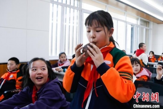 圖為學(xué)生在“國寶音樂會(huì)”社教課中體驗(yàn)吹陶塤。中新社記者 馬銘言 攝