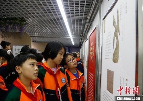 圖為學(xué)生參觀青海省博物館“1+3”主題流動(dòng)展覽，了解木舞俑。中新社記者 馬銘言 攝