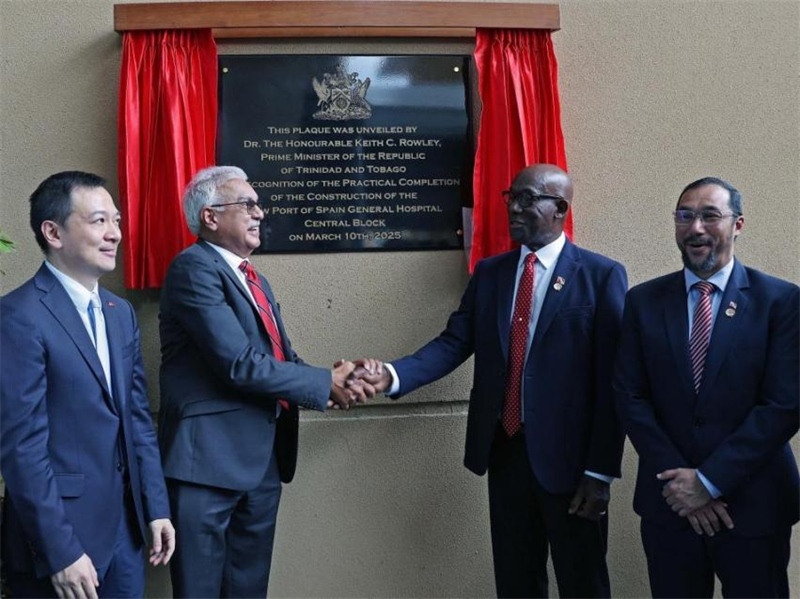 特多總理基思·羅利（右二）等特方政要、中國(guó)駐特多使館臨時(shí)代辦楊晗（左一）等出席西班牙港總醫(yī)院項(xiàng)目揭幕儀式。中國(guó)鐵建（加勒比）有限公司供圖