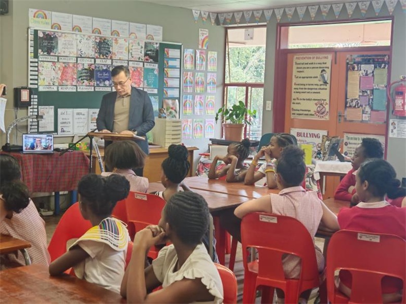 中國(guó)文化中心孔子課堂外方院長(zhǎng)陸志雷博士發(fā)言。