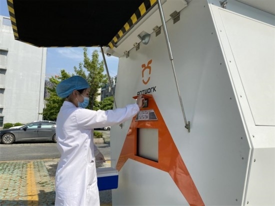 醫(yī)院接收無人機送來的醫(yī)療樣本。受訪者供圖