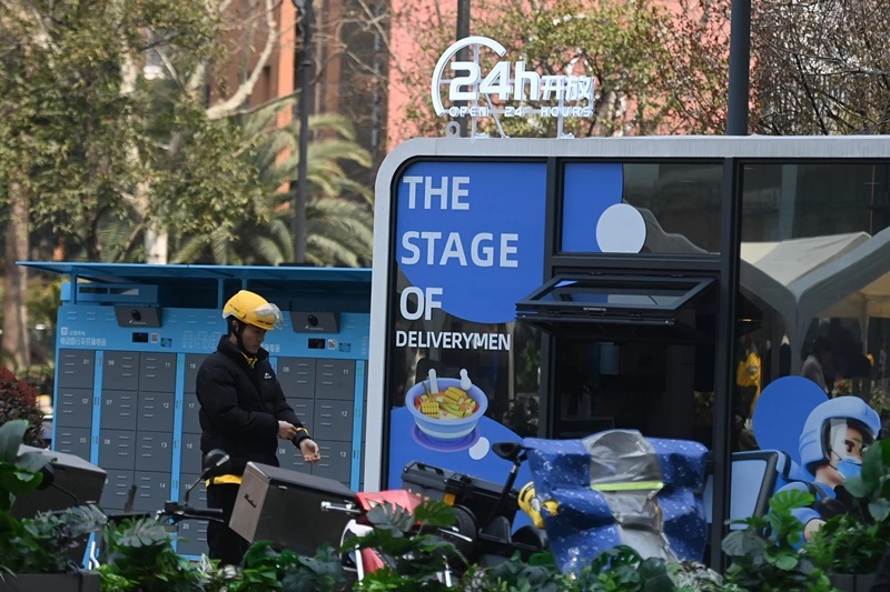 2024年3月15日，位于浙江杭州城西銀泰城廣場的“小哥驛站”正式啟用，網約車司機等新就業(yè)形態(tài)勞動者可在此短暫休憩、補給。