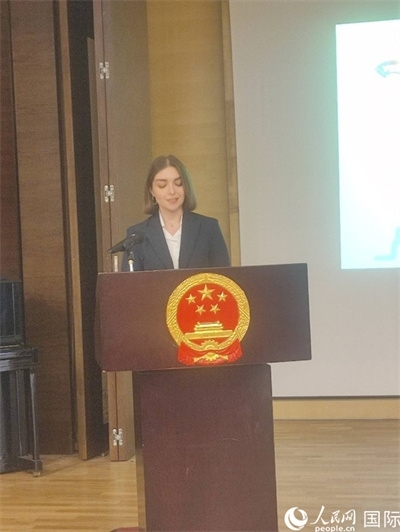 意方學(xué)生代表白綺花發(fā)言。人民網(wǎng)記者 鄭彬攝