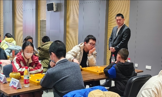 常昊觀戰(zhàn)年輕棋手們比賽。人民網(wǎng)記者 李乃妍攝