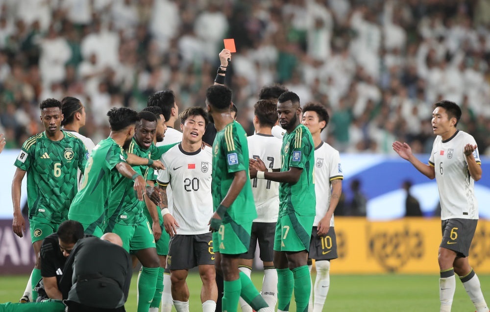 3月20日，主裁判向中國(guó)隊(duì)球員林良銘出示紅牌。新華社記者 王東震 攝