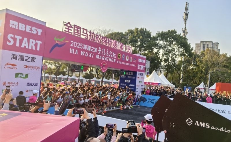 參賽選手沖出起跑線。 人民網(wǎng)記者 楊磊攝