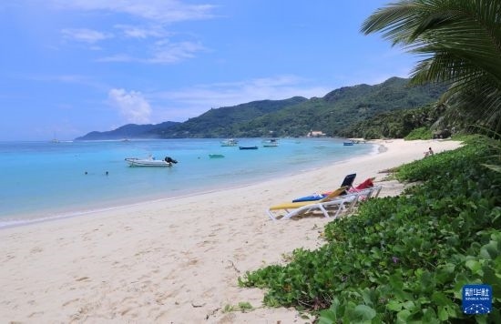 3月19日，游客在塞舌爾馬埃島海邊休閑。新華社記者 董江輝 攝