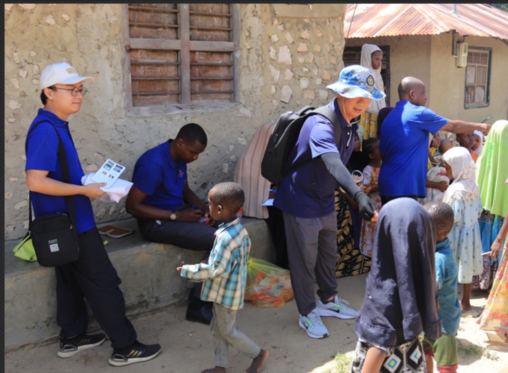 專(zhuān)家組向村民發(fā)放健康教育手冊(cè)和健康教育用品。專(zhuān)家組供圖