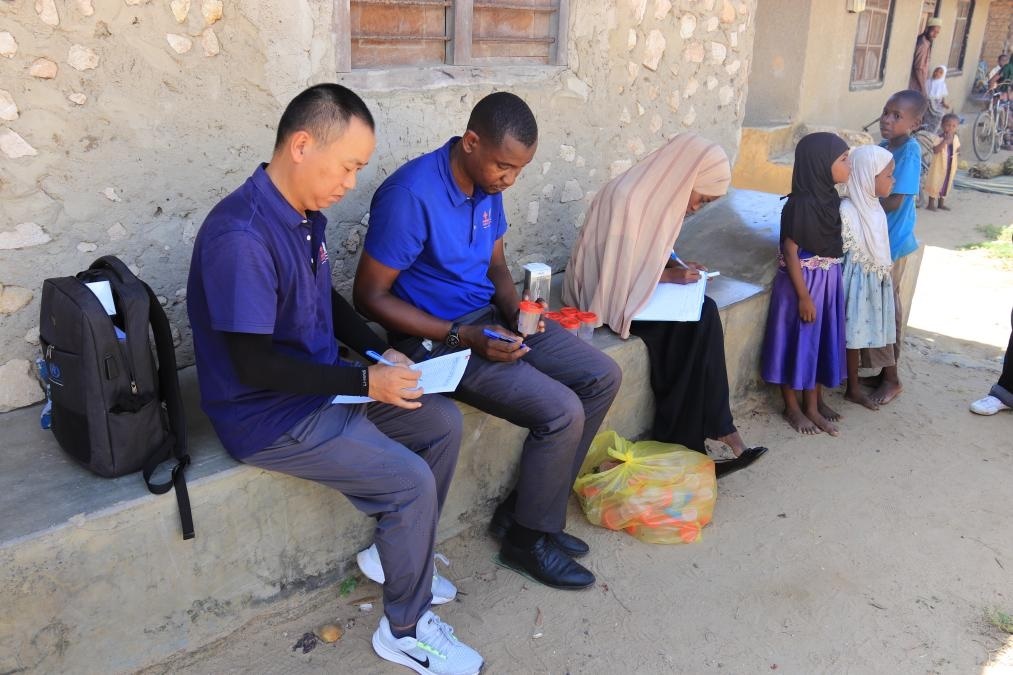 專(zhuān)家組指導(dǎo)非方疾控人員開(kāi)展疾病篩查工作。專(zhuān)家組供圖