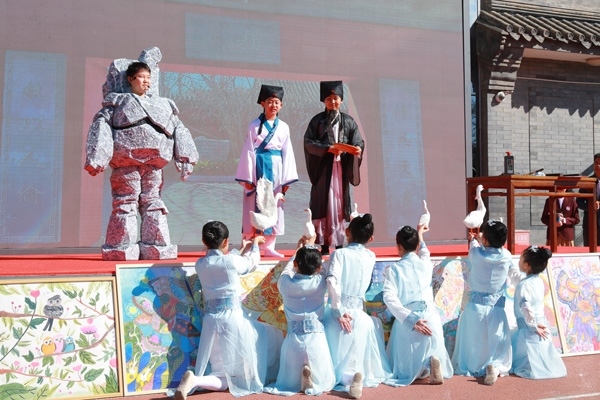 展覽開幕式上，府學(xué)學(xué)子上演情景劇《鵝池》。府學(xué)胡同小學(xué)供圖