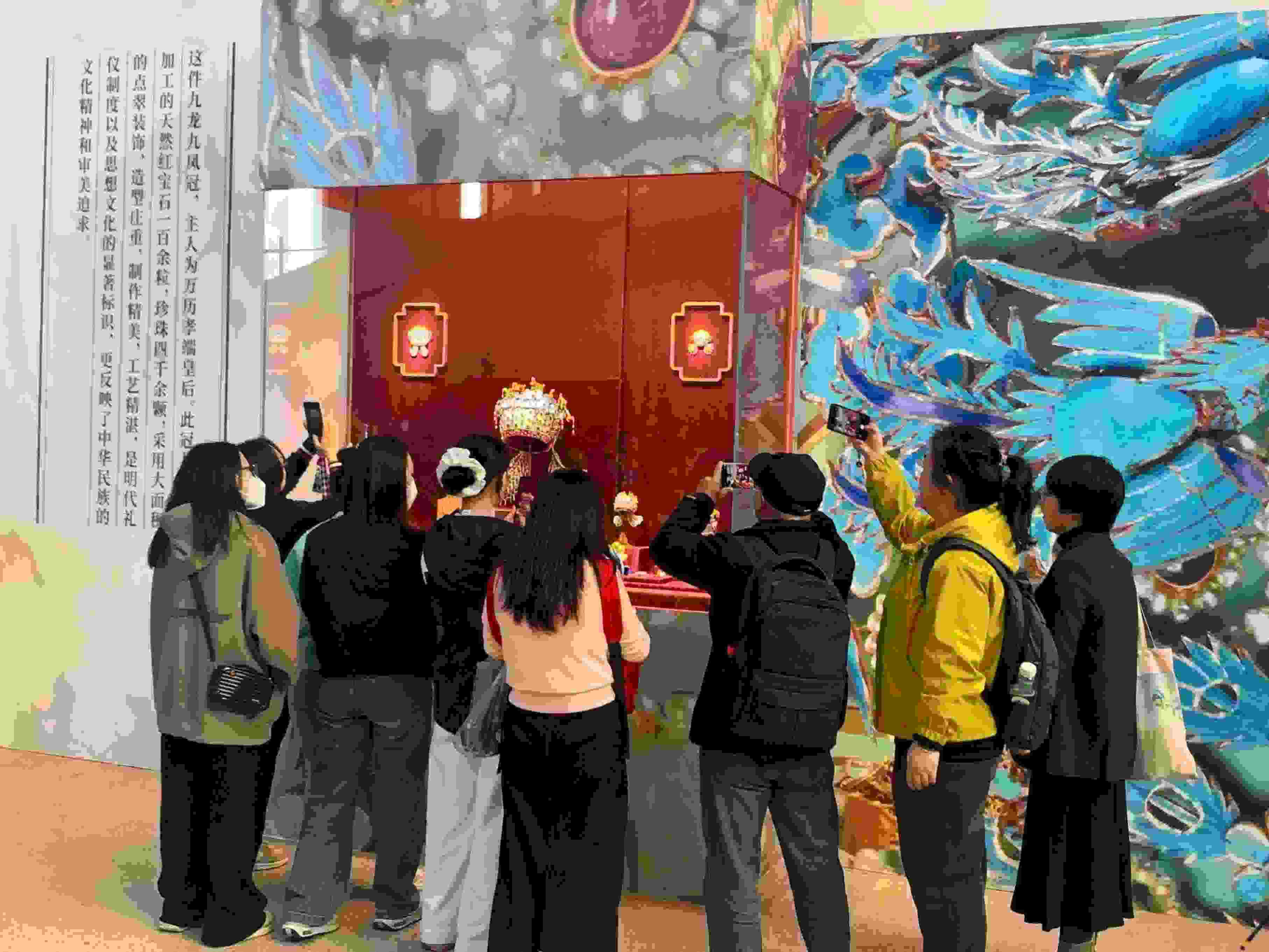 觀眾參觀國博鳳冠系列文創(chuàng)產(chǎn)品。人民網(wǎng)記者 劉穎穎攝