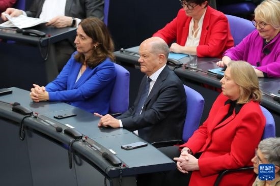 3月25日，在德國柏林，朔爾茨（中）出席新一屆德國聯(lián)邦議院首次全體會(huì)議。新華社記者 杜哲宇 攝