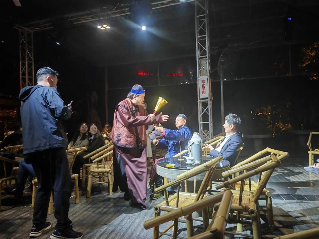 3月24日，《鶴鳴傳奇》在四川省成都市人民公園鶴鳴茶社演出。新華社記者 張海磊 攝