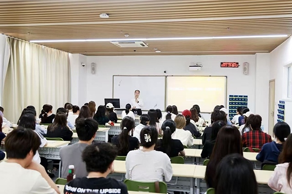 深圳職業(yè)技術(shù)大學(xué)黨委副書記、校長許建領(lǐng)為學(xué)生授課。學(xué)校供圖