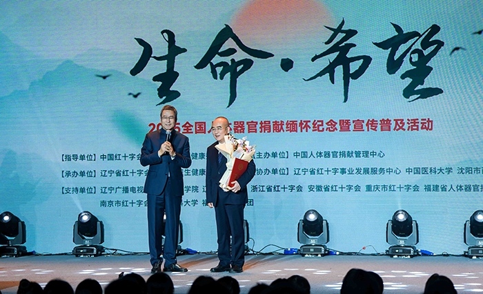 中國(guó)紅十字會(huì)副會(huì)長(zhǎng)白巖松在現(xiàn)場(chǎng)采訪“人民英雄”張定宇教授。主辦方供圖