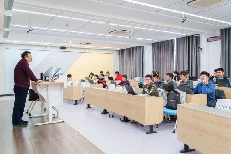 北航面向全校本科生開設《人工智能導論》通識必修課。校方供圖