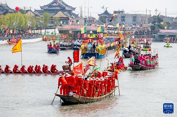 ?4月4日，選手在參加茅山會船盛會 。?新華社發(fā)（楊玉崗 攝）