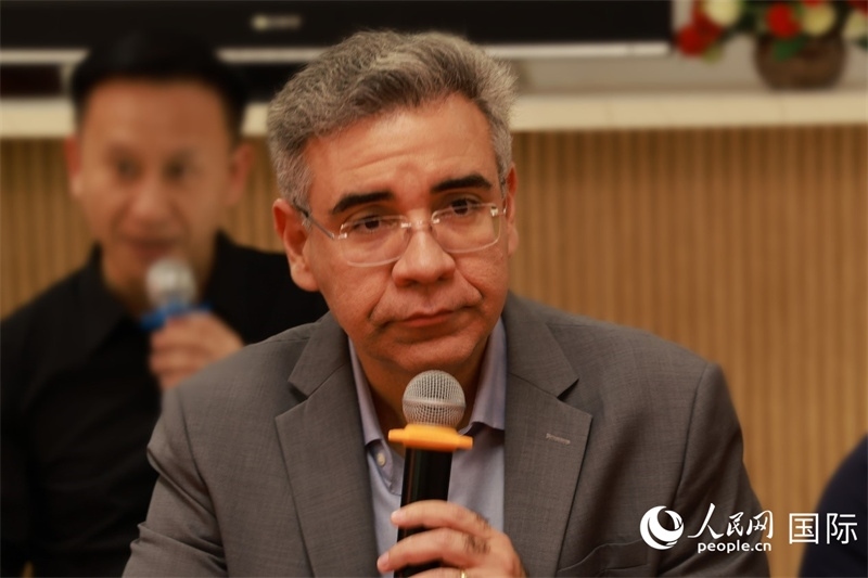 巴西弗魯米嫩塞聯(lián)邦大學(xué)教授、中國問題專家埃萬德羅·卡瓦略在座談會上致辭。人民網(wǎng)記者 陳海琪攝