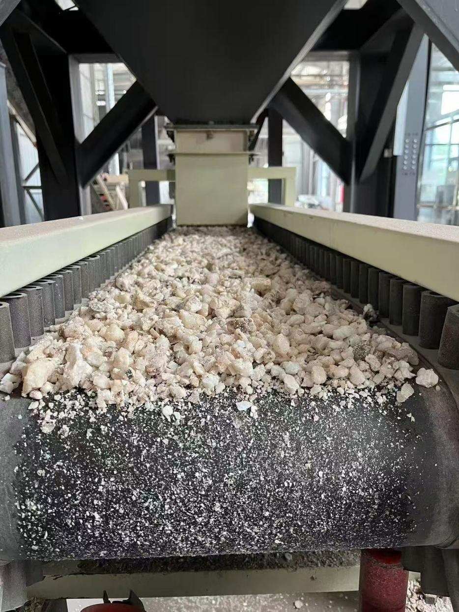 高純石英生產(chǎn)線。自然資源部供圖