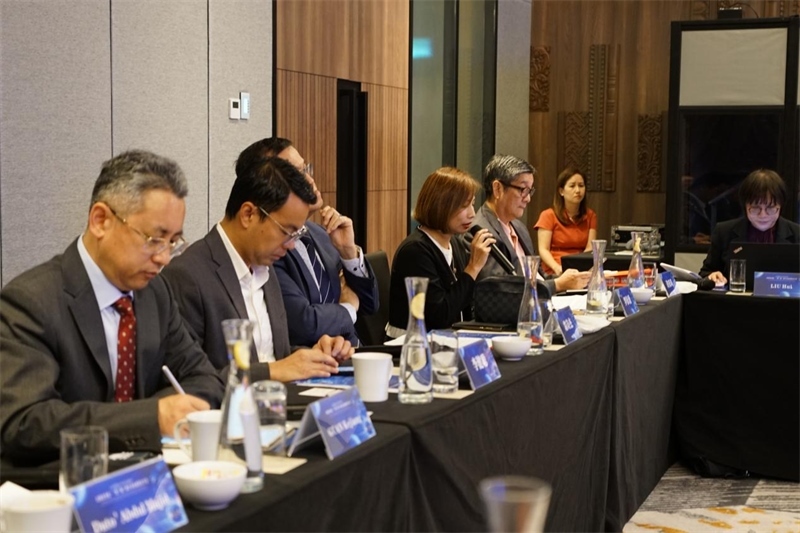 《南洋商報(bào)》總編輯羅依薇（左四）進(jìn)行致辭。林俊揚(yáng)攝