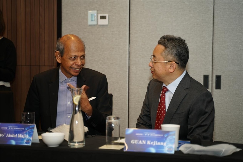 分享會(huì)現(xiàn)場，中方記者同與會(huì)代表進(jìn)行友好交流。林俊揚(yáng)攝