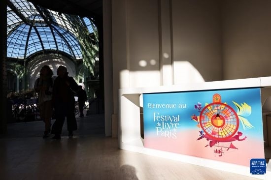 4月11日，人們?cè)诜▏?guó)巴黎大皇宮參加2025巴黎書展。新華社記者 高靜 攝