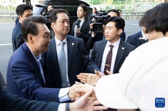 4月11日，韓國前總統(tǒng)尹錫悅（左一）在離開首爾漢南洞官邸時與支持者握手。新華社發(fā)（全休相攝）