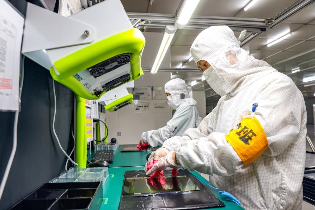 3月27日，在位于寧夏賀蘭工業(yè)園區(qū)的湯姆森電氣有限公司生產(chǎn)車間內(nèi)，工作人員制作硅膠絕緣護(hù)套。新華社記者 楊植森 攝